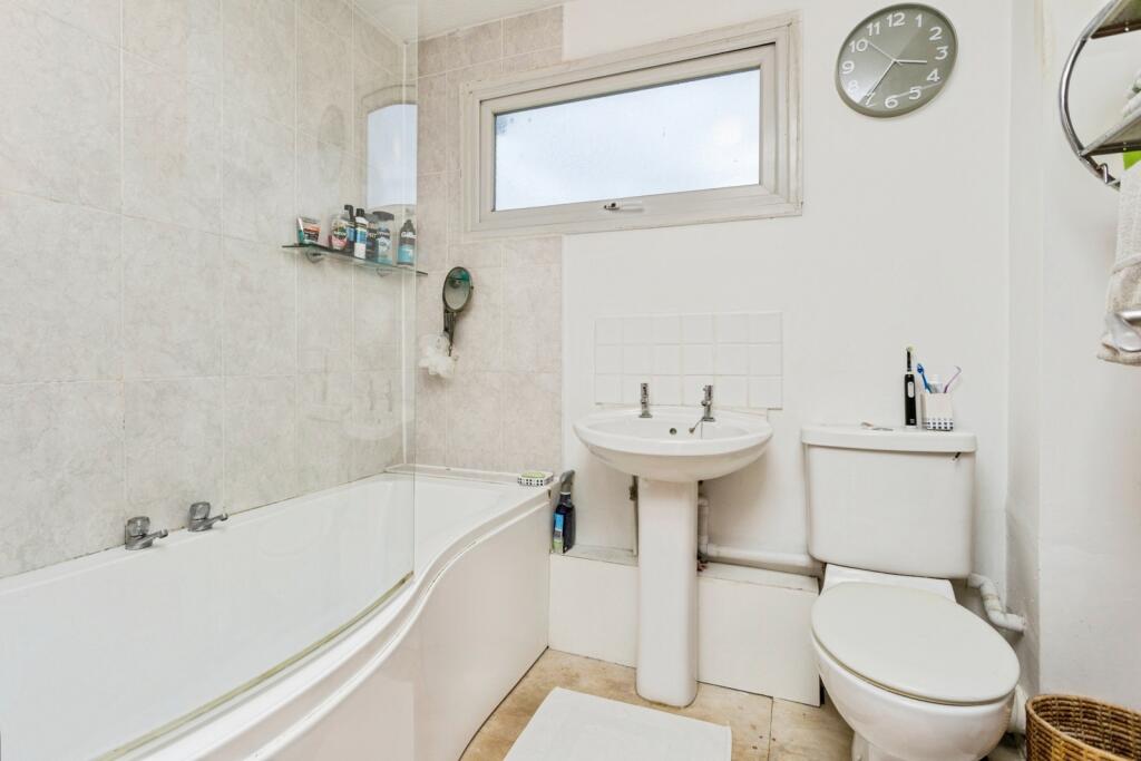 House in Crawley, Gossops Green - View 5