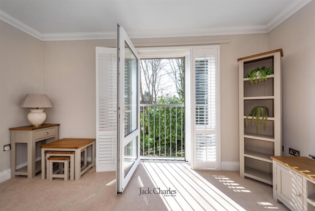 Apartment in Sevenoaks, Hextable - More