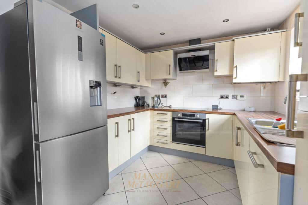Brookfield Drive, Horley, RH6 photo 4