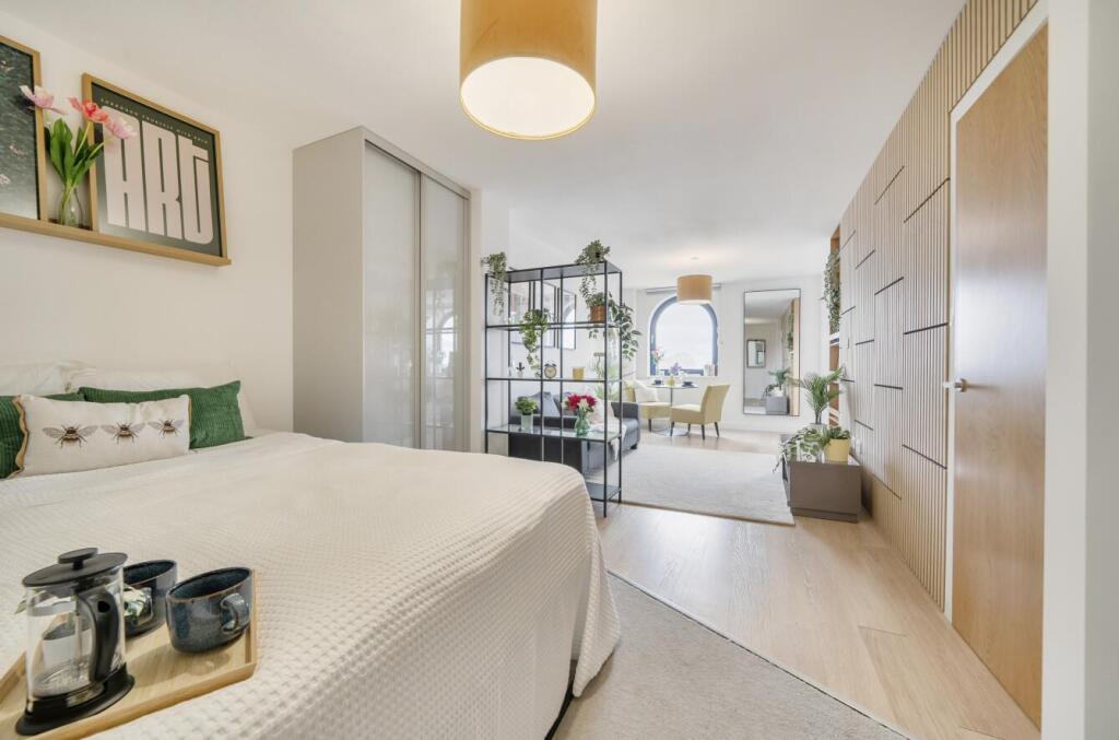 Apartment in London, Fallow Corner - View 3