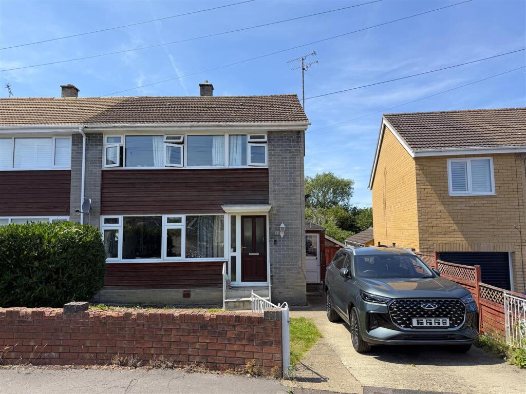 3-bed semi-detached on Hardens Mead, Chippenham, £290,000