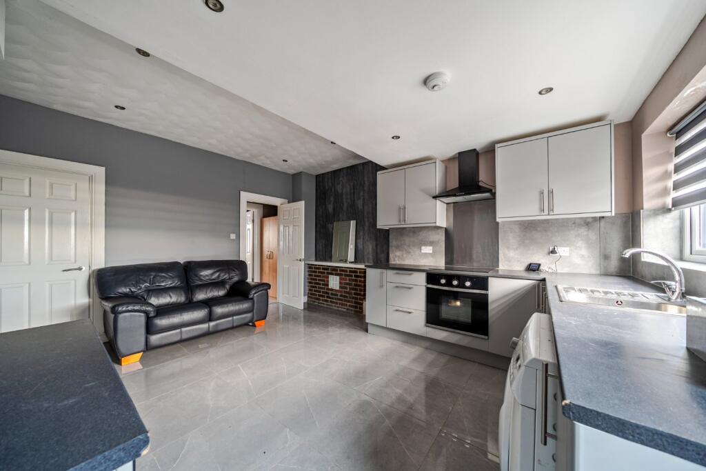 Wood Lea, South Elmsall, Pontefract, West Yorkshire, WF9 photo 3