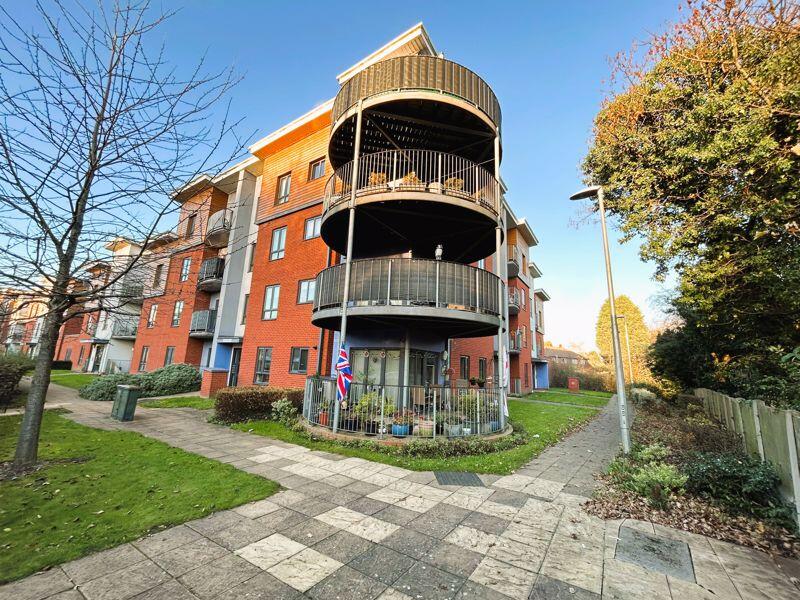 2-bed flat on High Street, Brownhills, Walsall WS8 6DN , £135,000