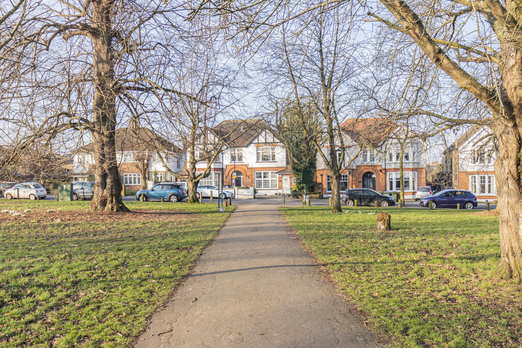 1-bed flat on Glenesk Road, Eltham Park SE9, £300,000