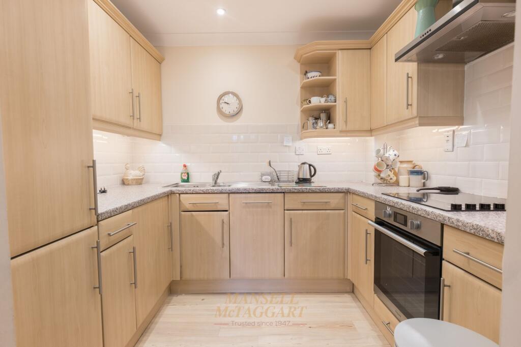 Apartment in East Grinstead, North End - View 5