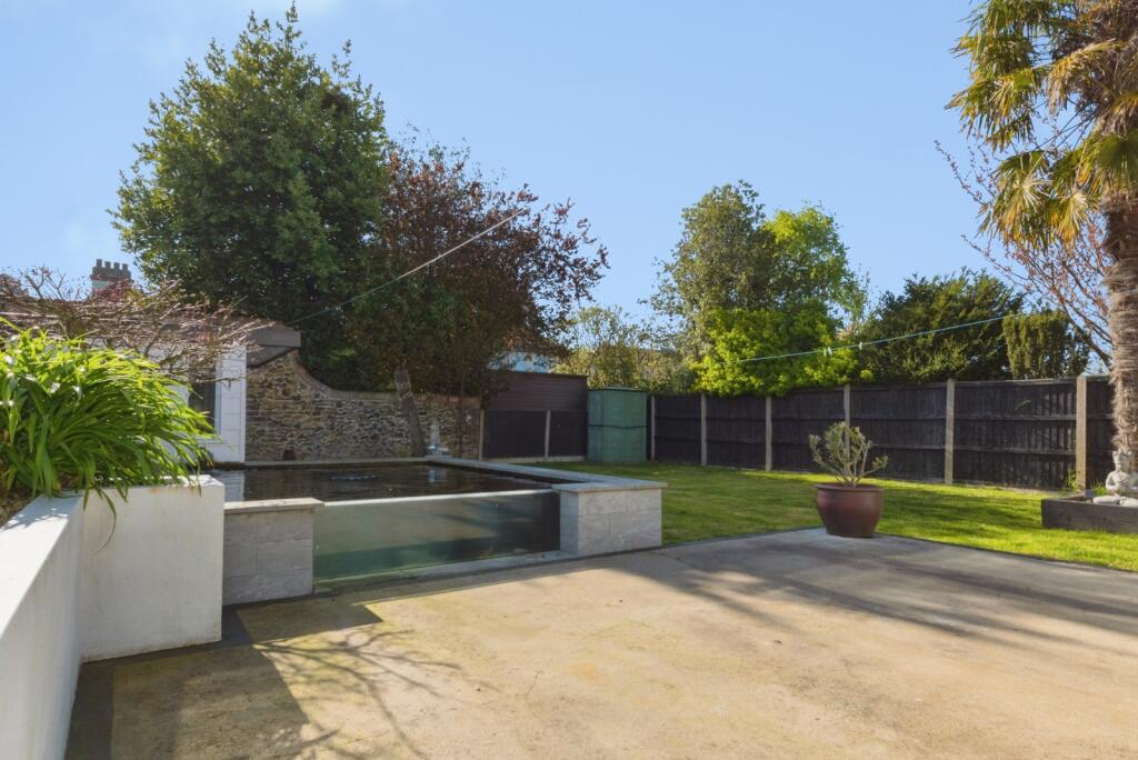 Albany Gardens West, Clacton-on-Sea, Essex, CO15 - More