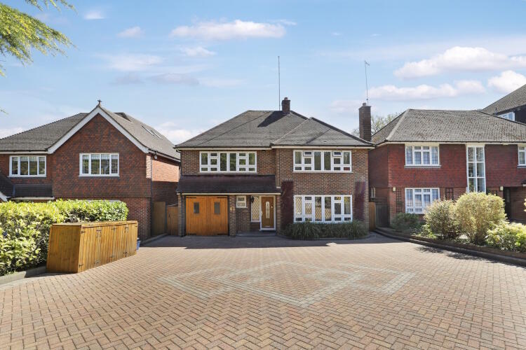 Main image of property: High Road, Loughton, Essex, IG10