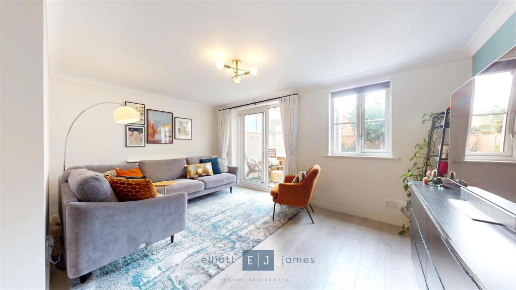 House in Epping Forest, Loughton - More