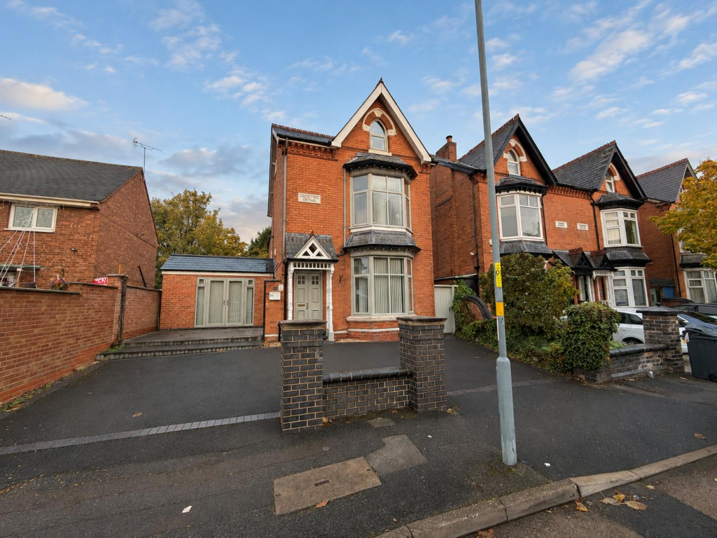 Main image of property: 16 Flint Green Road, Birmingham, B27 6QA