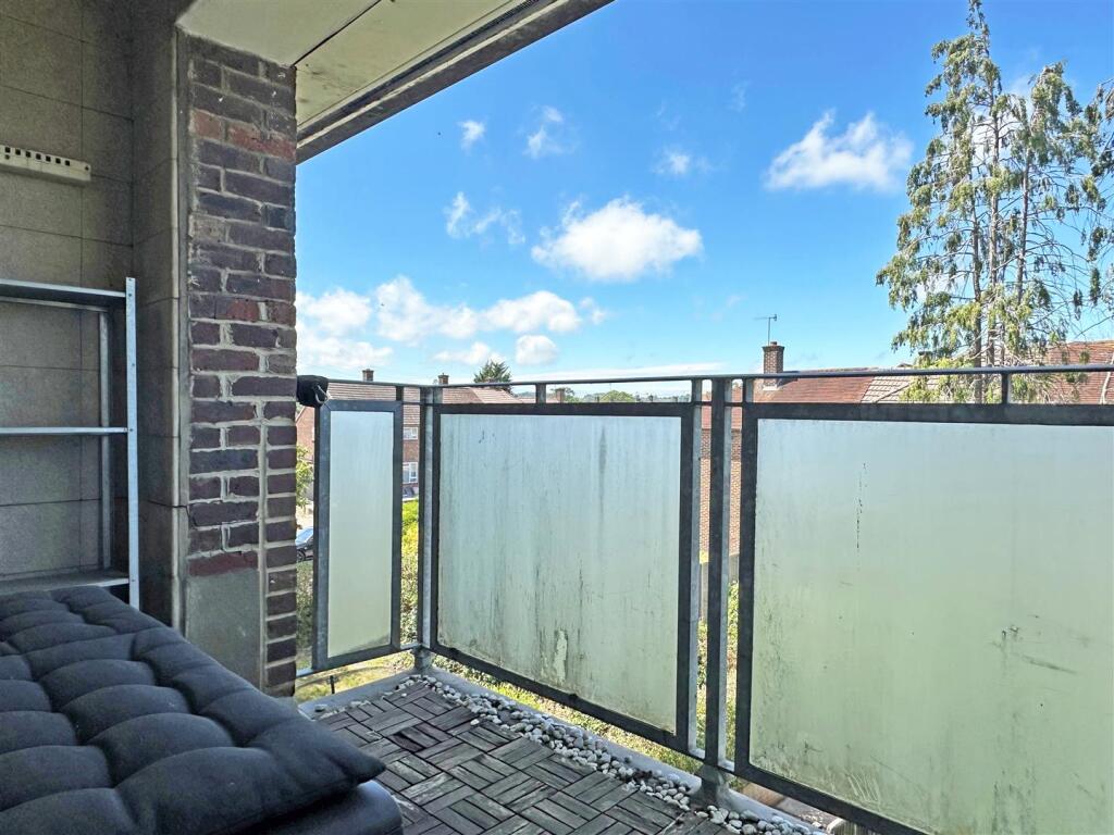 Apartment in Reigate and Banstead, Surrey - View 4