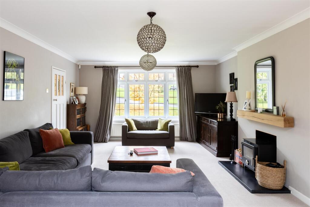Huntersfield Close, Reigate photo 2