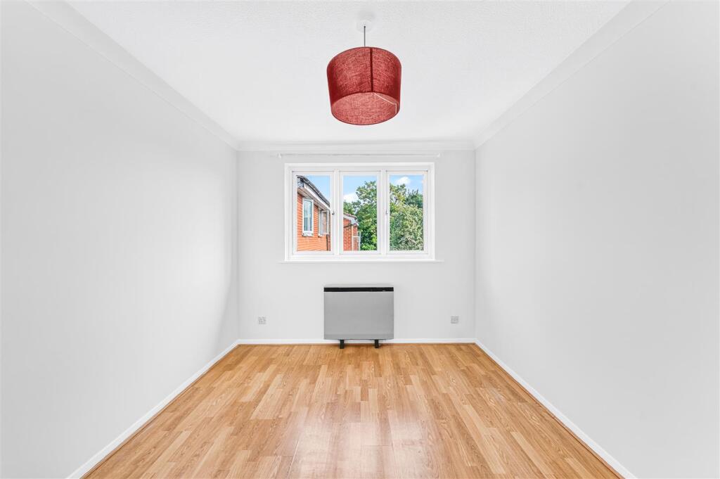 Apartment in Romford - More