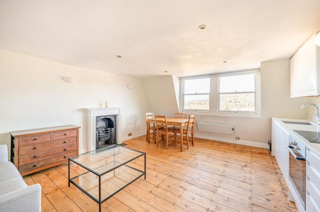 Apartment in Bath, Walcot - View 2