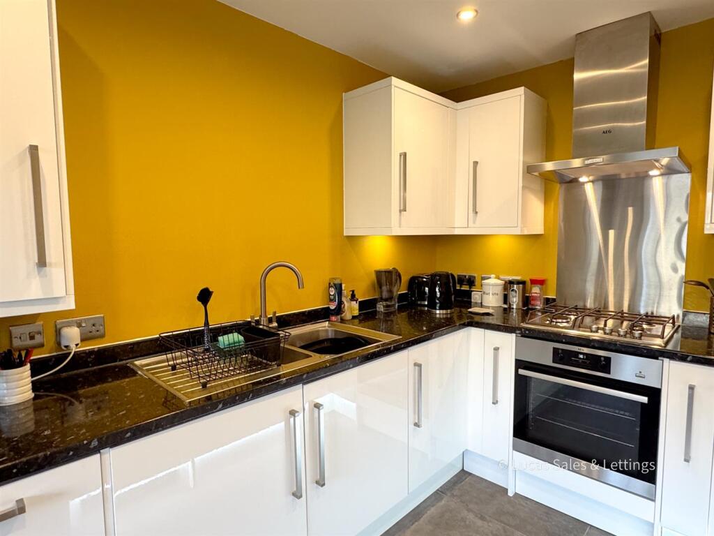 House in Kettering, Leisure Village - More
