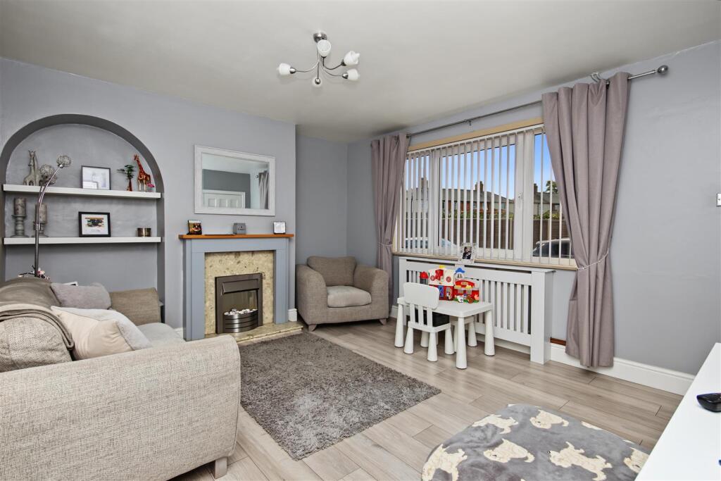 NN10, East Crescent, Rushden photo 2