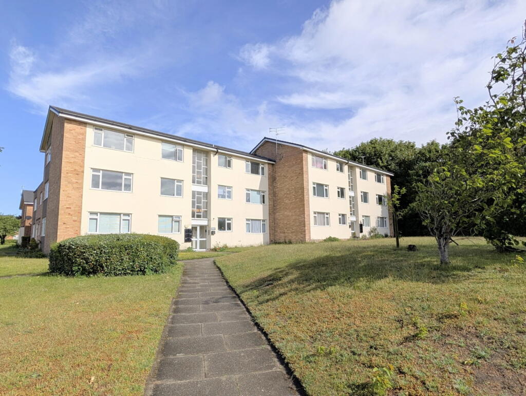 Main image of property: To Let - Warren Court, Westcliffe Road, Birkdale, PR8 - Two Bed Top Floor Apt