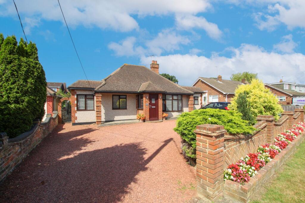 3-bed detached on Vista Road, Wickford, SS11, £575,000