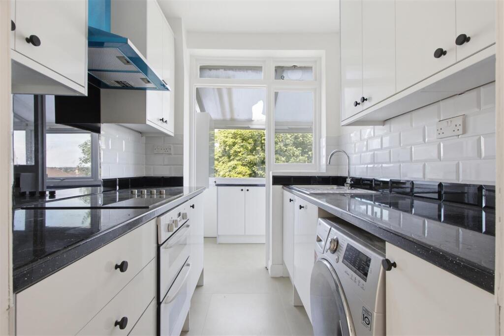 Roding Lane North, Woodford Green photo 4