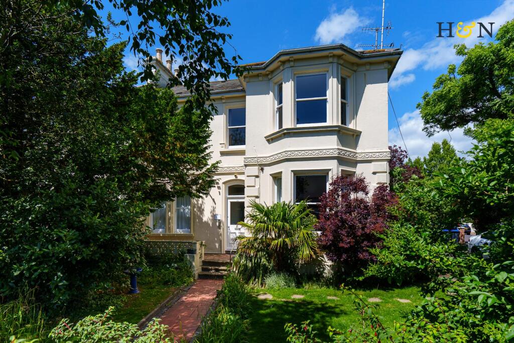 1-bed flat on Shelley Road, Worthing Central, £170,000