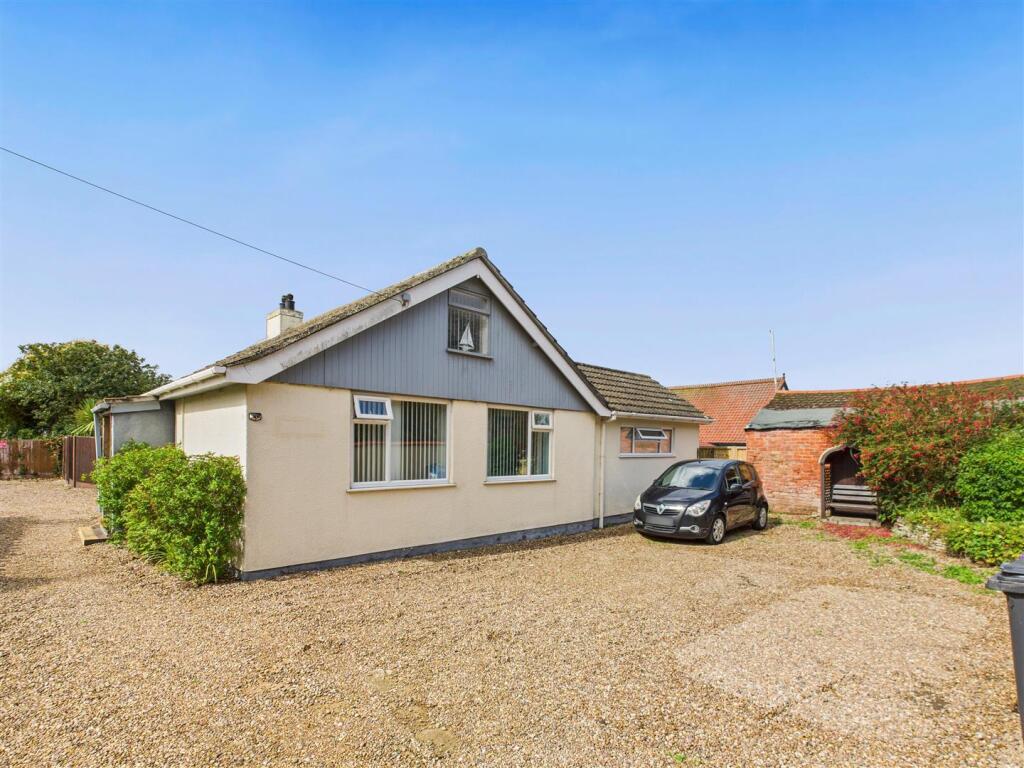 3-bed bungalow on Furlongs Road, Sutton-On-Sea, £265,000