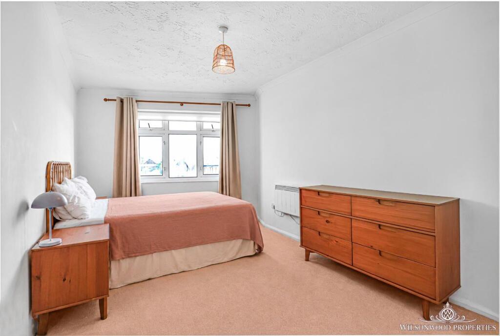 Apartment in Southend-on-Sea - More