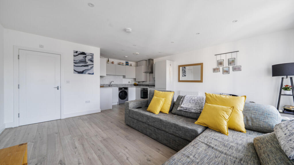 Apartment in Surrey Heath, Surrey - View 4