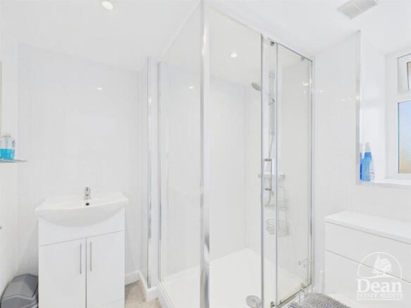 Badgers Sett- Shower Room
