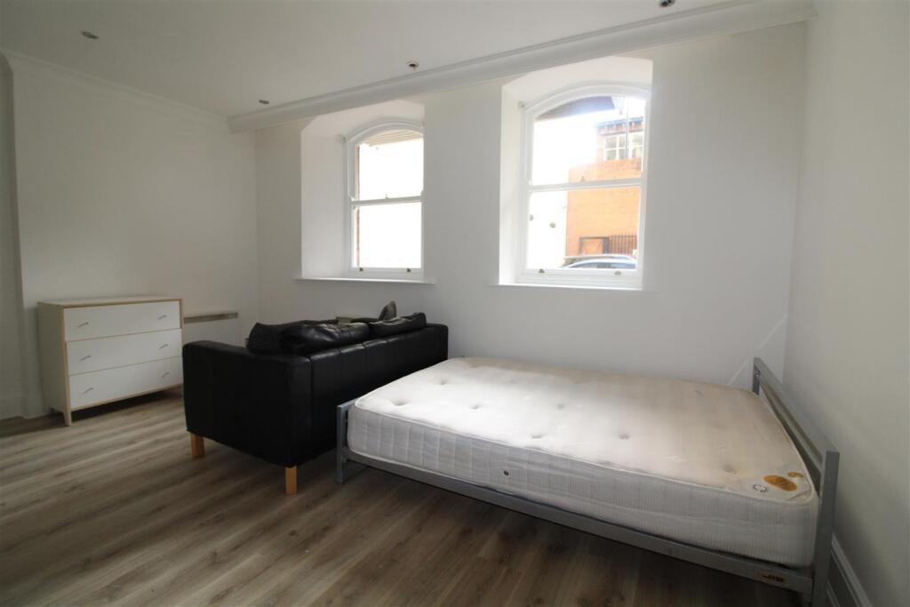 Apartment in Leeds, Arena Quarter, Woodhouse - View 3