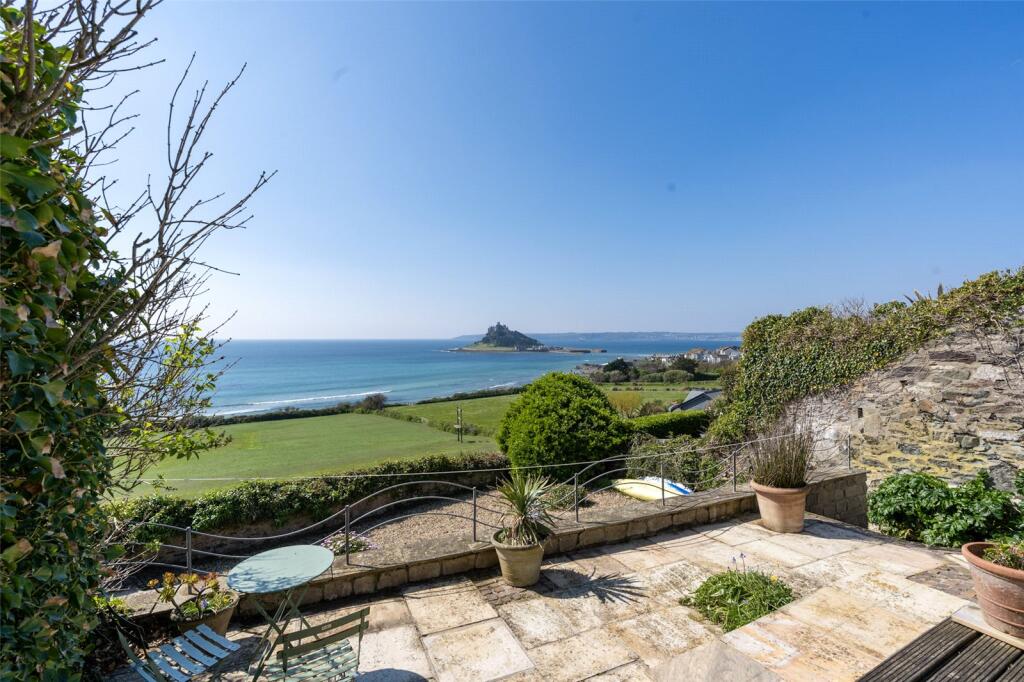 4 bedroom semi detached house in Marazion great location with sea views