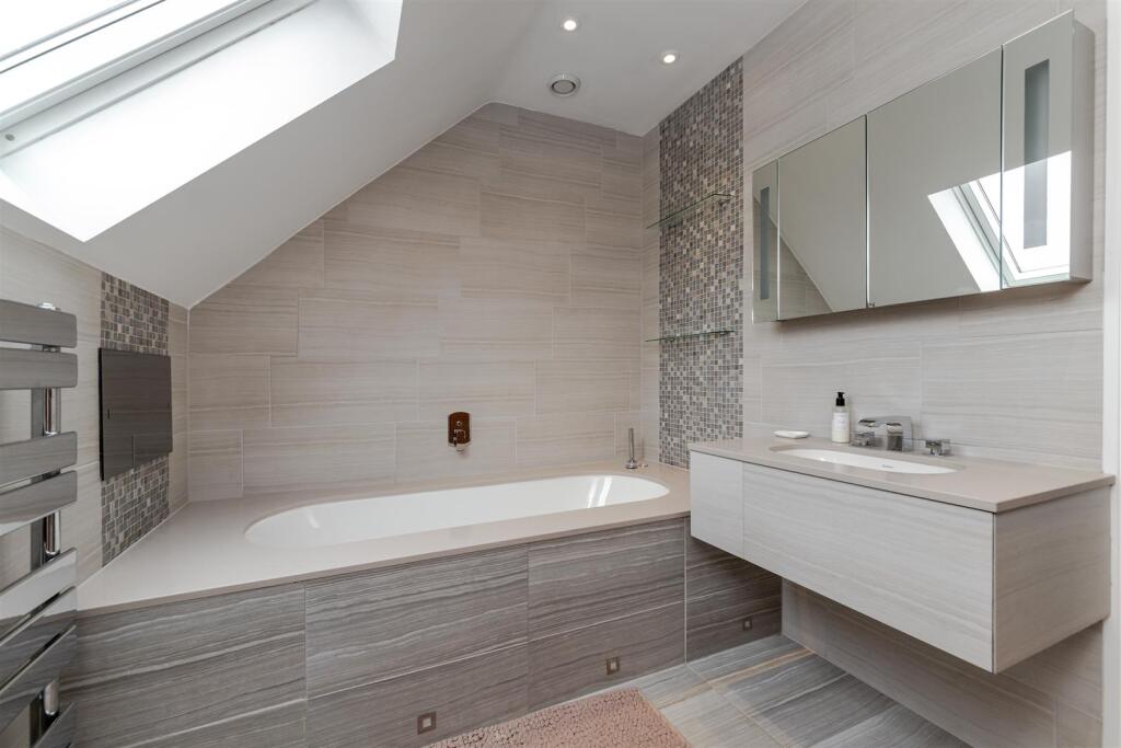 House in St Albans, Lancaster Grange, St Stephen - View 4