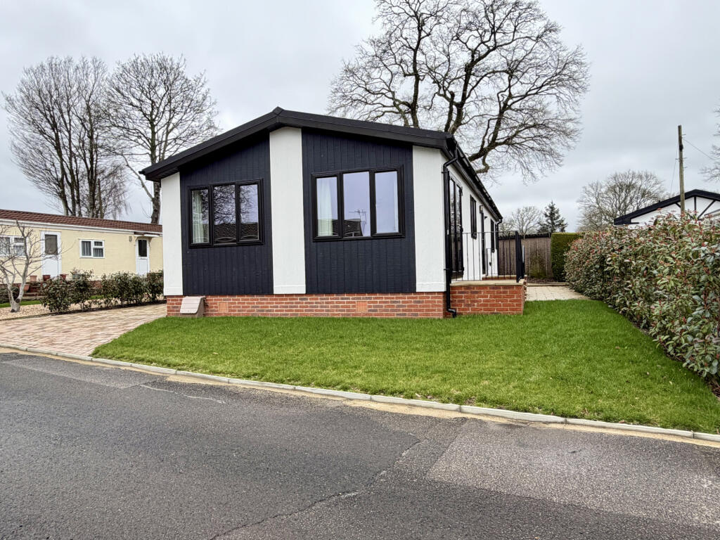 2-bed caravan on Hailsham, East Sussex, BN27, £300,000