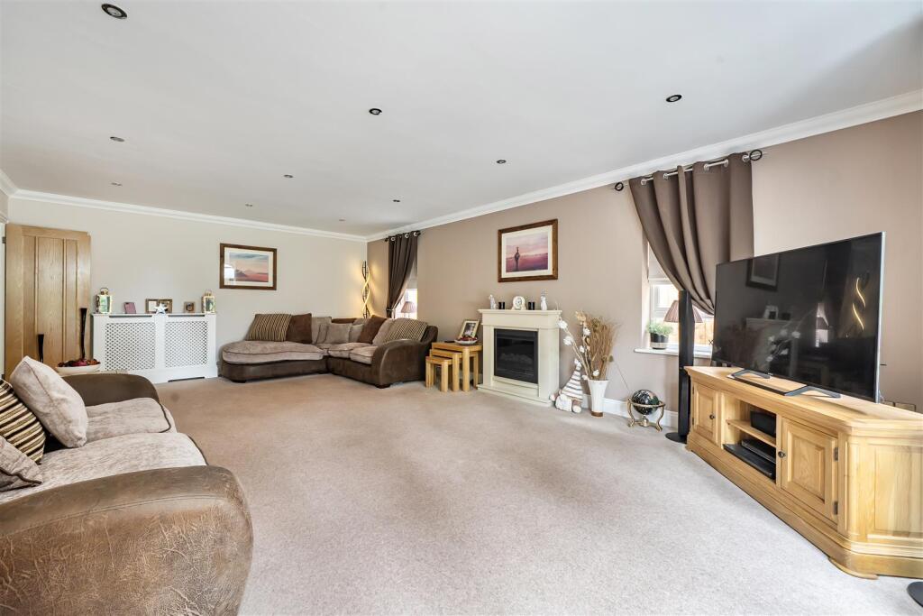 Sandhurst Road Crowthorne, Berkshire RG45 7HS - More