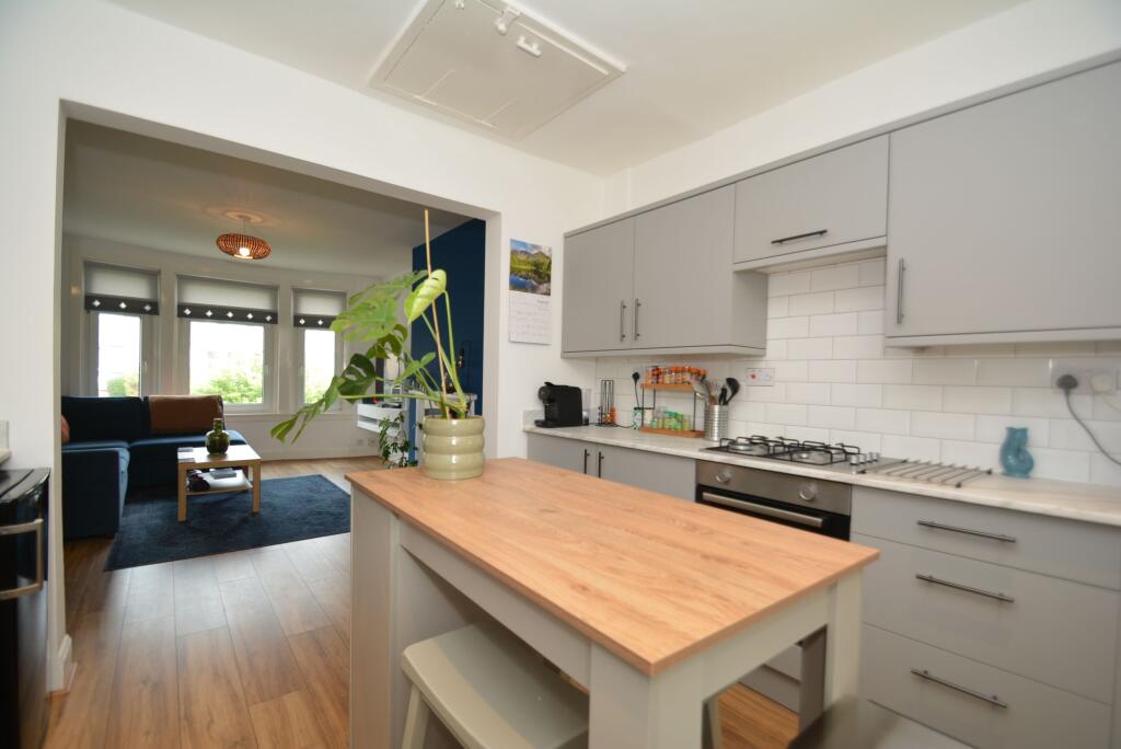 Apartment in Glasgow, Knightswood - More