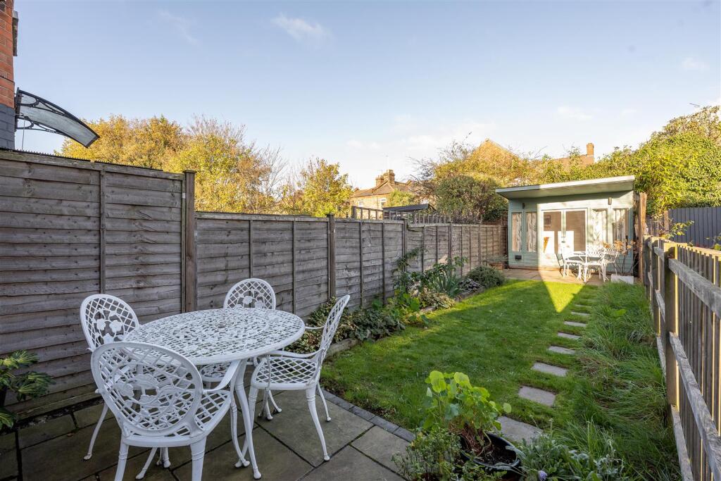 Apartment in London, Leyton - More