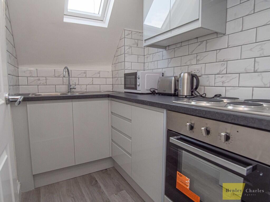 Additional image 3 of Room 1, 25 Endwood Court Road