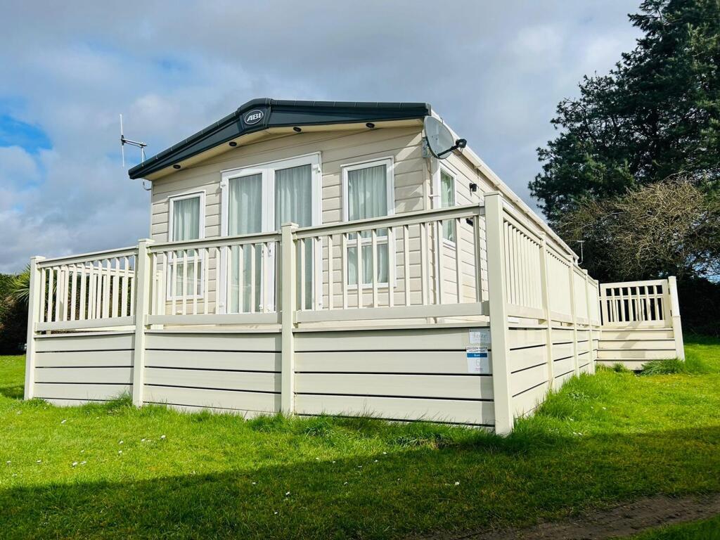 2-bed caravan on Butt Lane, Burgh Castle, £33,995
