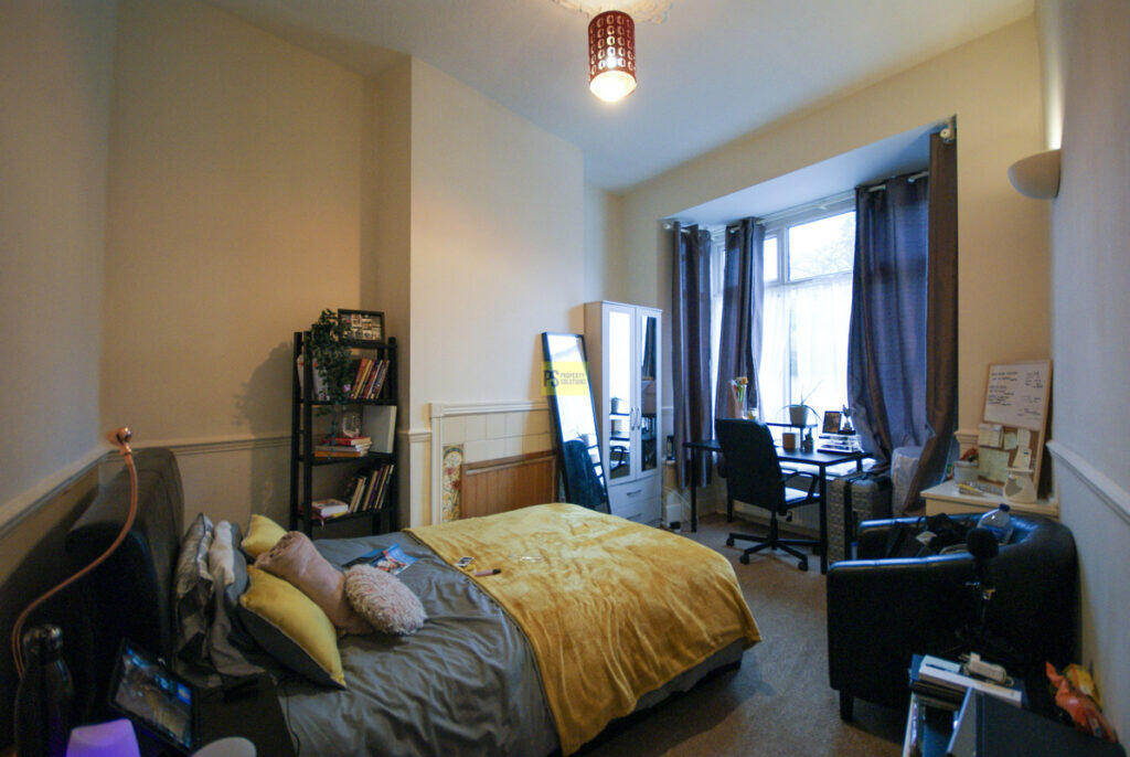 4 bedroom end of terrace house for rent