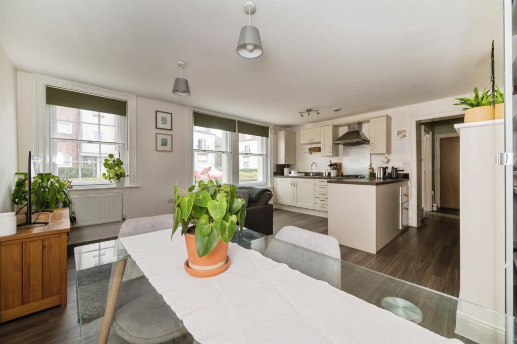Apartment in Southampton - View 4
