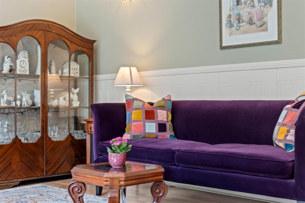 Apartment in Guildford, Surrey - More