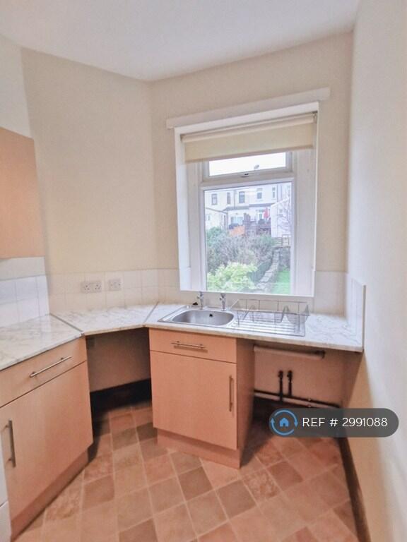 Apartment in Newport - More