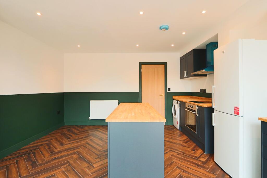 6 bedroom semi-detached house for rent