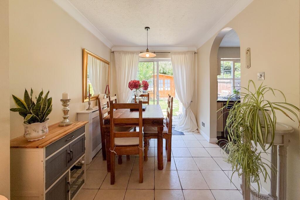 14 Heynes Green, Maidenhead, Berkshire, SL6 3NA photo 4