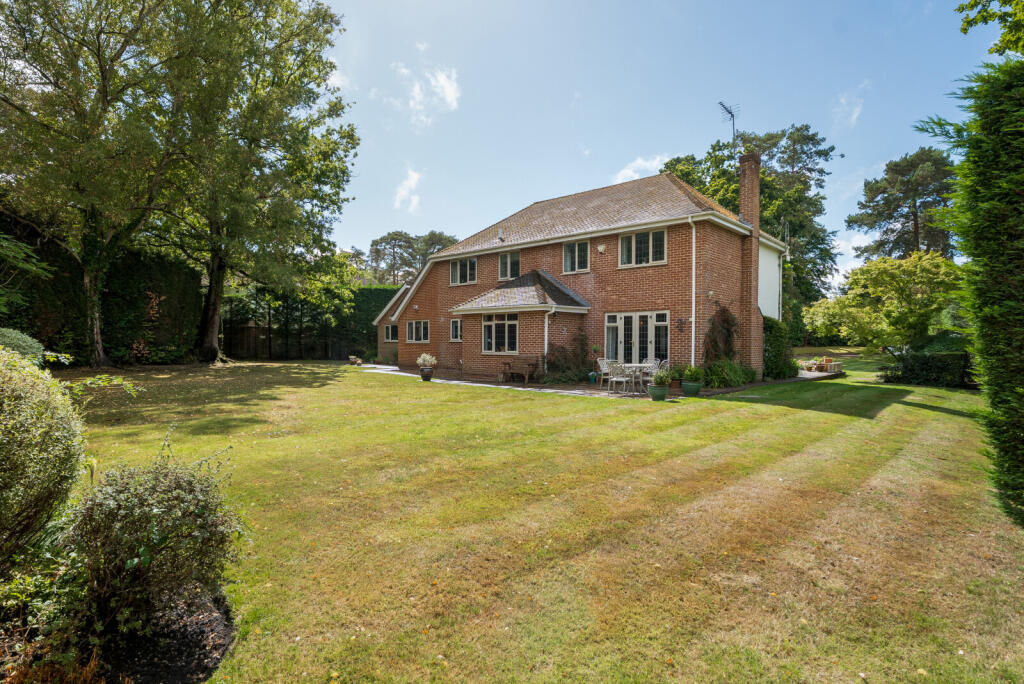 Blenheim Gardens, Hook Heath Avenue, Hook Heath, GU22 photo 4