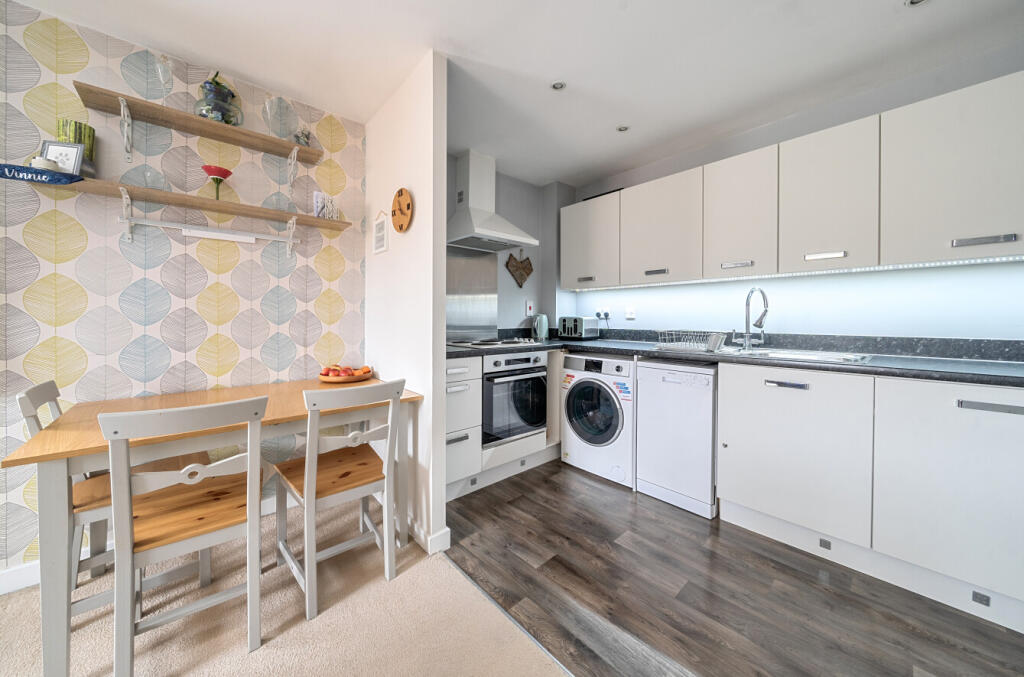 Apartment in Bracknell, Jennett's Park, Hanworth - View 2
