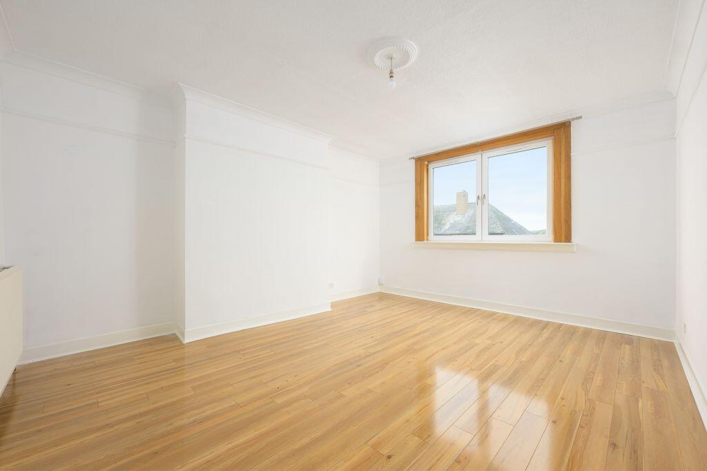 Apartment in Dunfermline, Fife - View 2