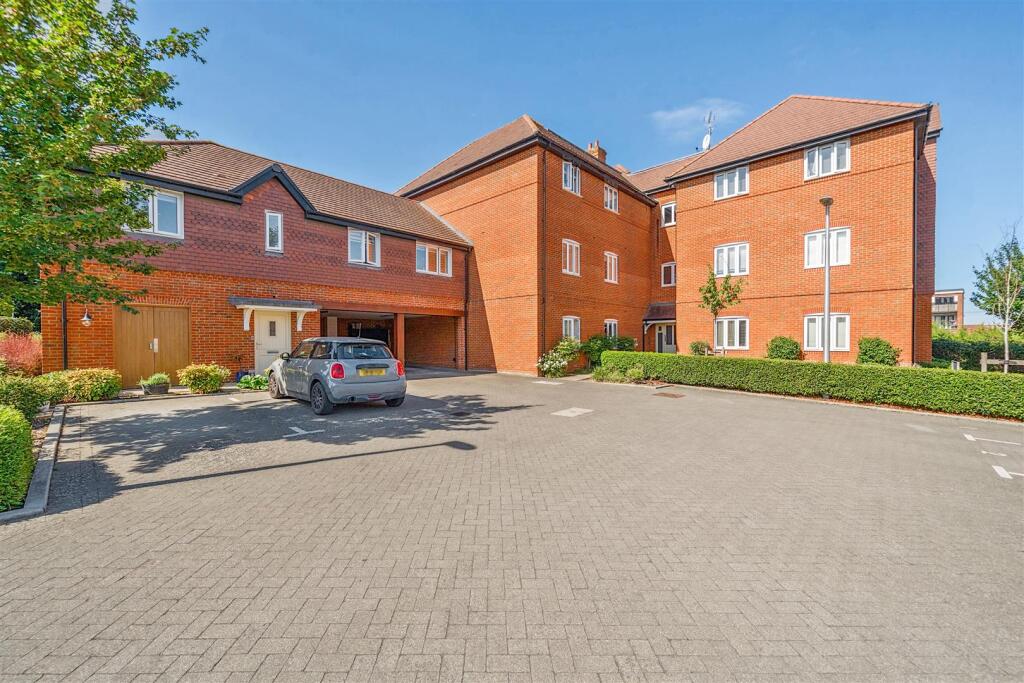 3-bed flat on Foundry Court, Hazylwood, Wokingham, Berkshire, RG40 5AX, £425,000