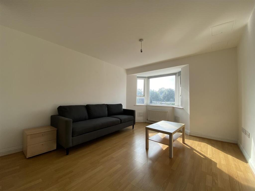 Apartment in Ilford - View 2