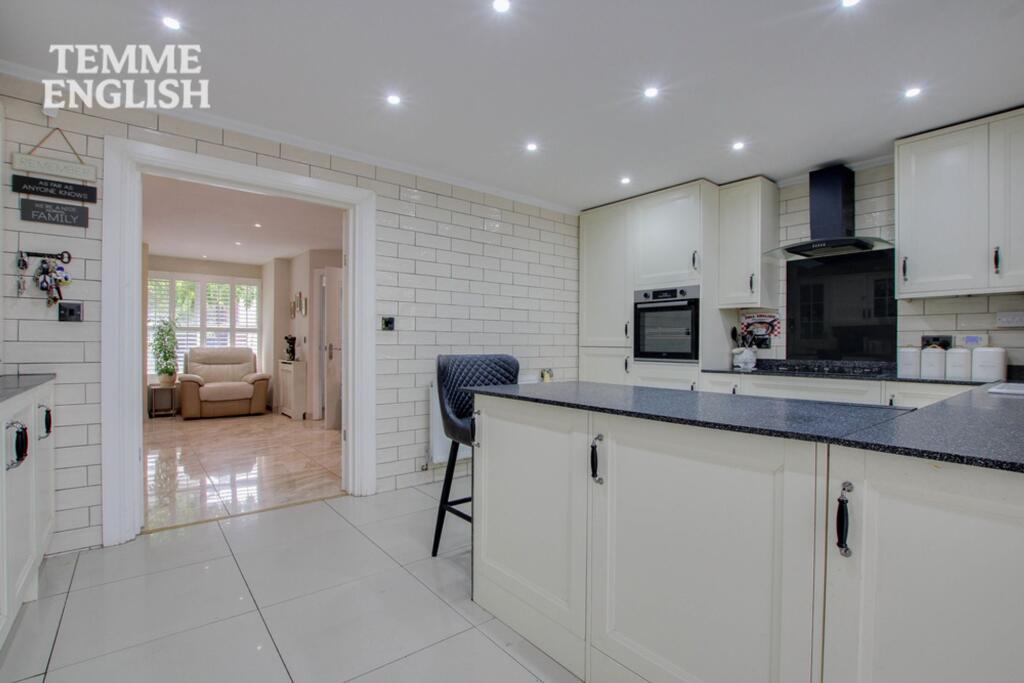 House in Southend-on-Sea - More