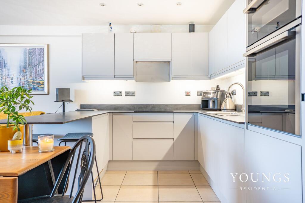 Apartment in Castle Point, Essex - View 3