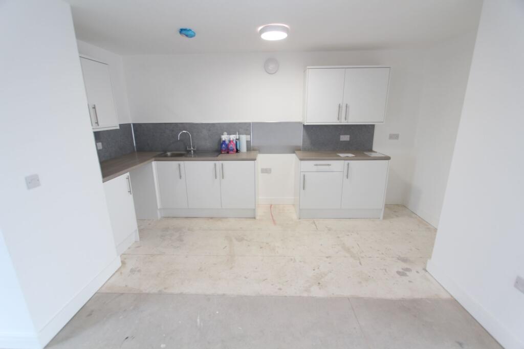 Apartment in Sheffield, Chaucer, Parson Cross - View 3